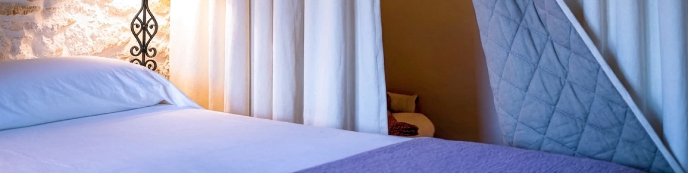 Bannière chambre avec rideau sur mesure lilas et voilage Kurtens, doublure matelassée et ambiance apaisée