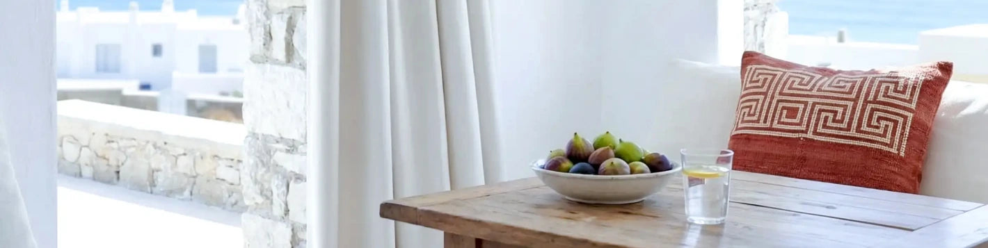 Bannière rideaux sur mesure blanc Kurtens sur terrasse méditerranéenne ensoleillée, esprit cyclades épuré
