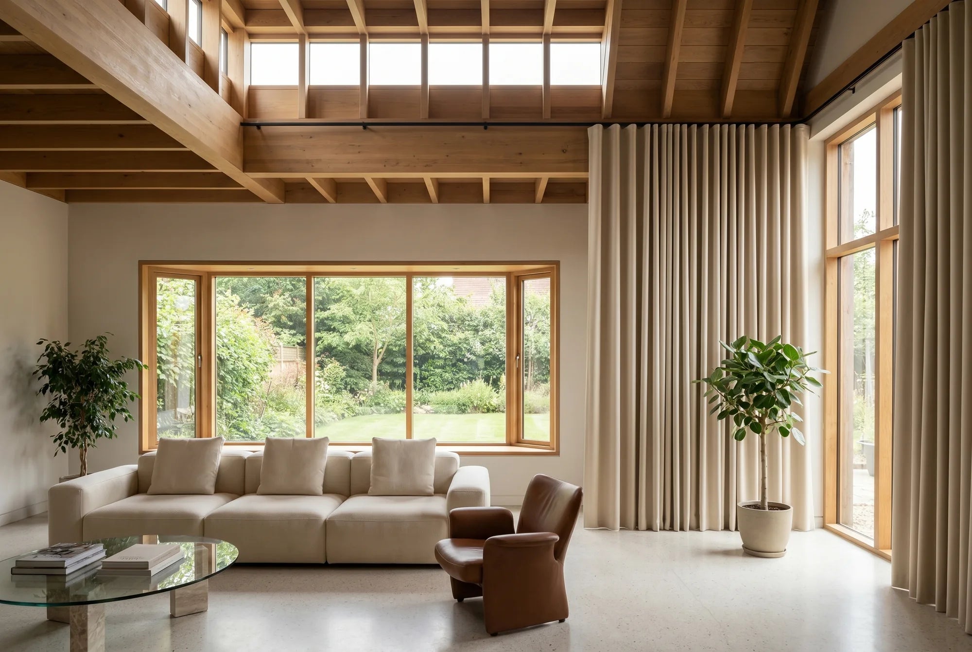 Rideau beige occultant sur mesure Kurtens dans un salon