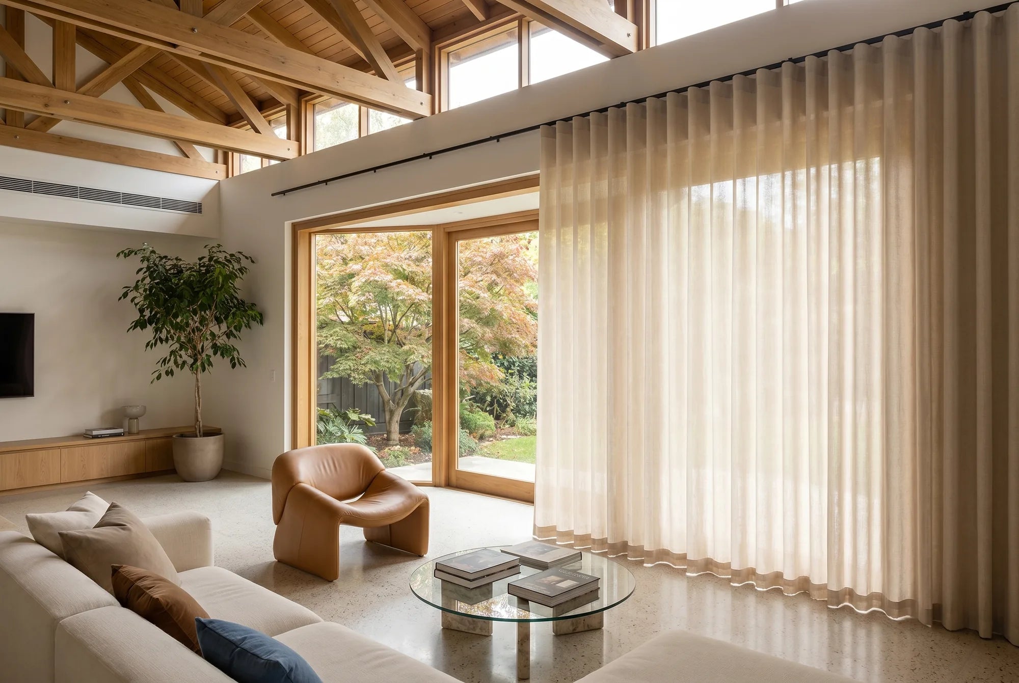 Rideau beige en lin tamisant sur mesure Kurtens dans un salon