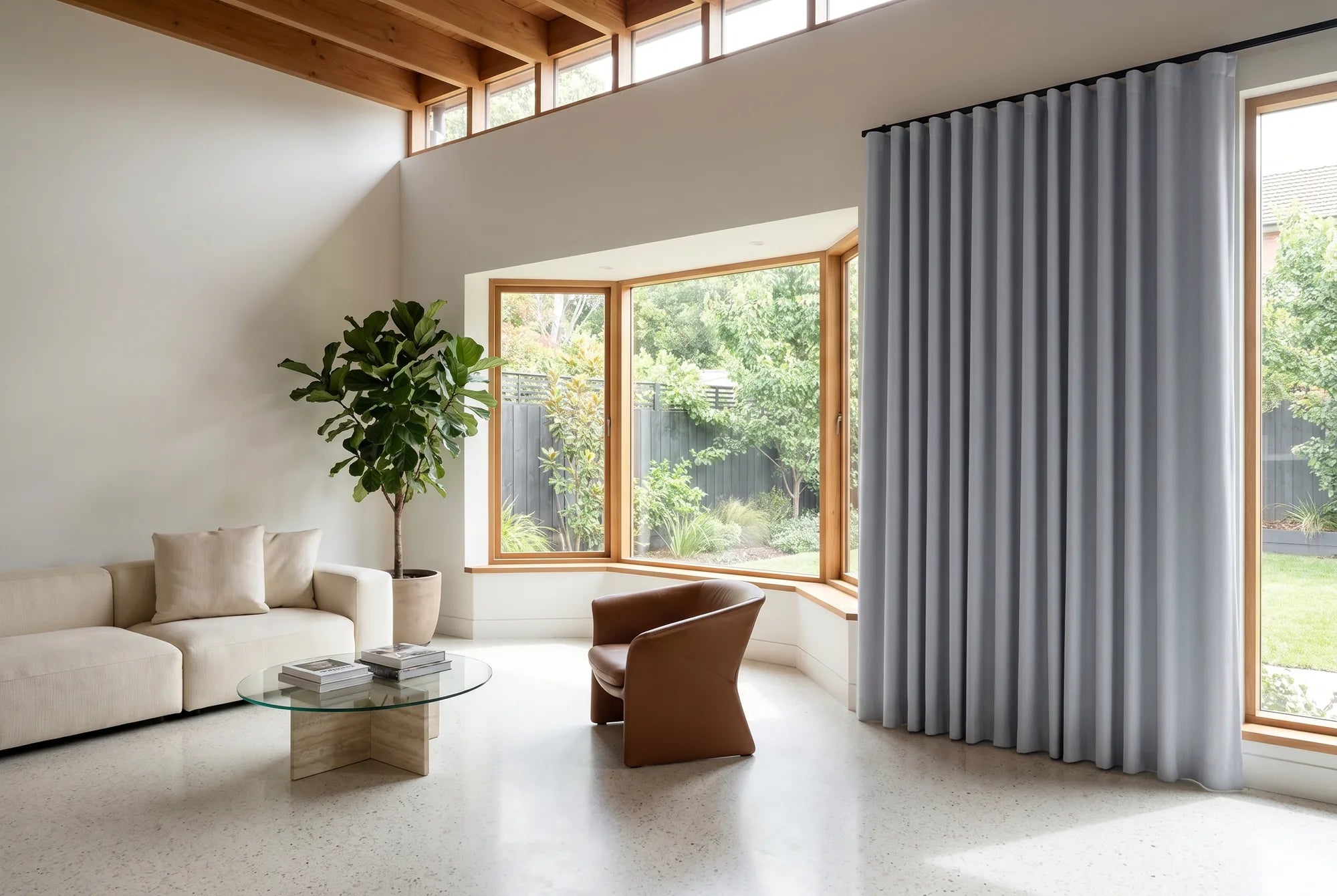 Rideau gris clair sur mesure Kurtens dans un salon