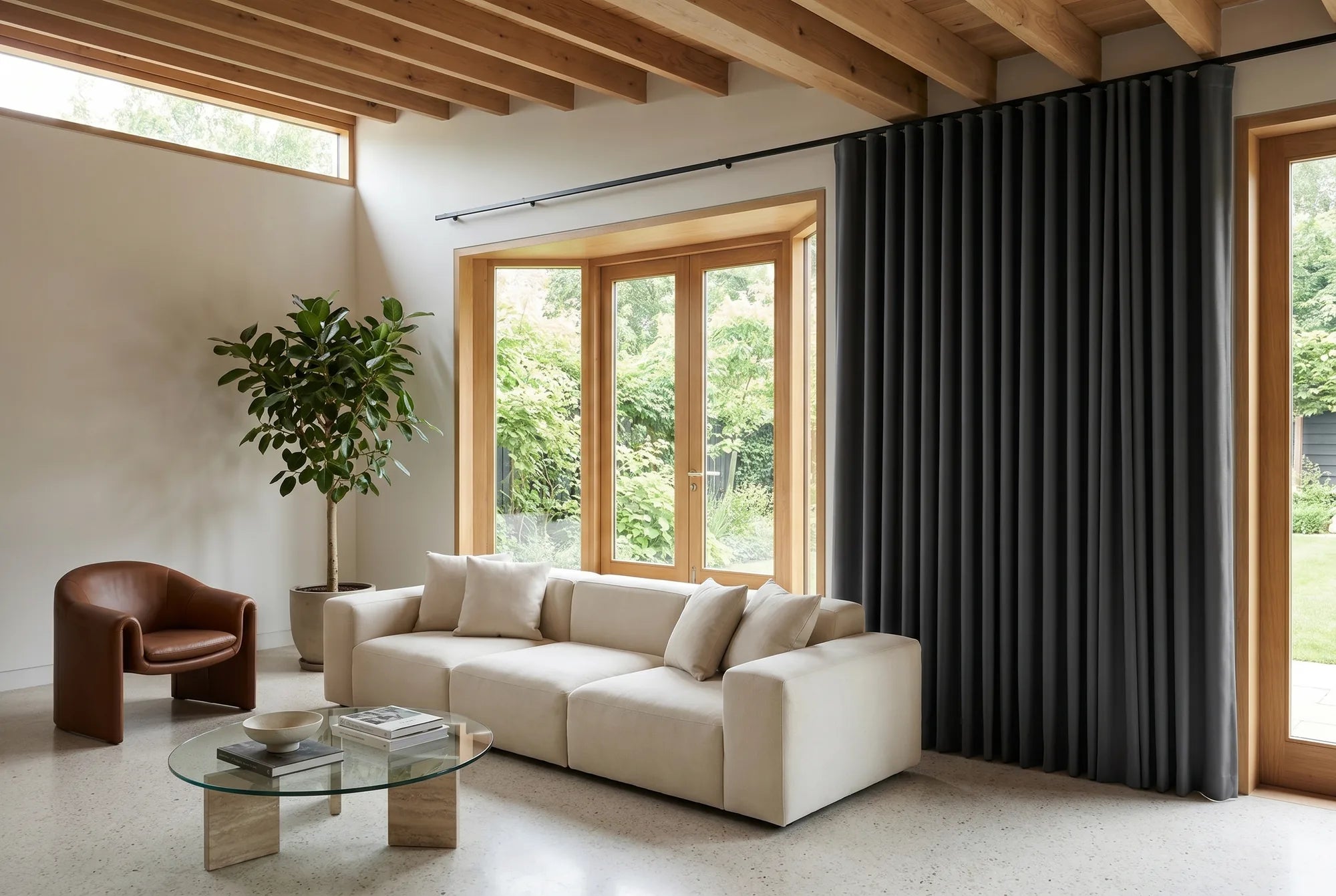 Rideau gris anthracite sur mesure Kurtens dans un salon