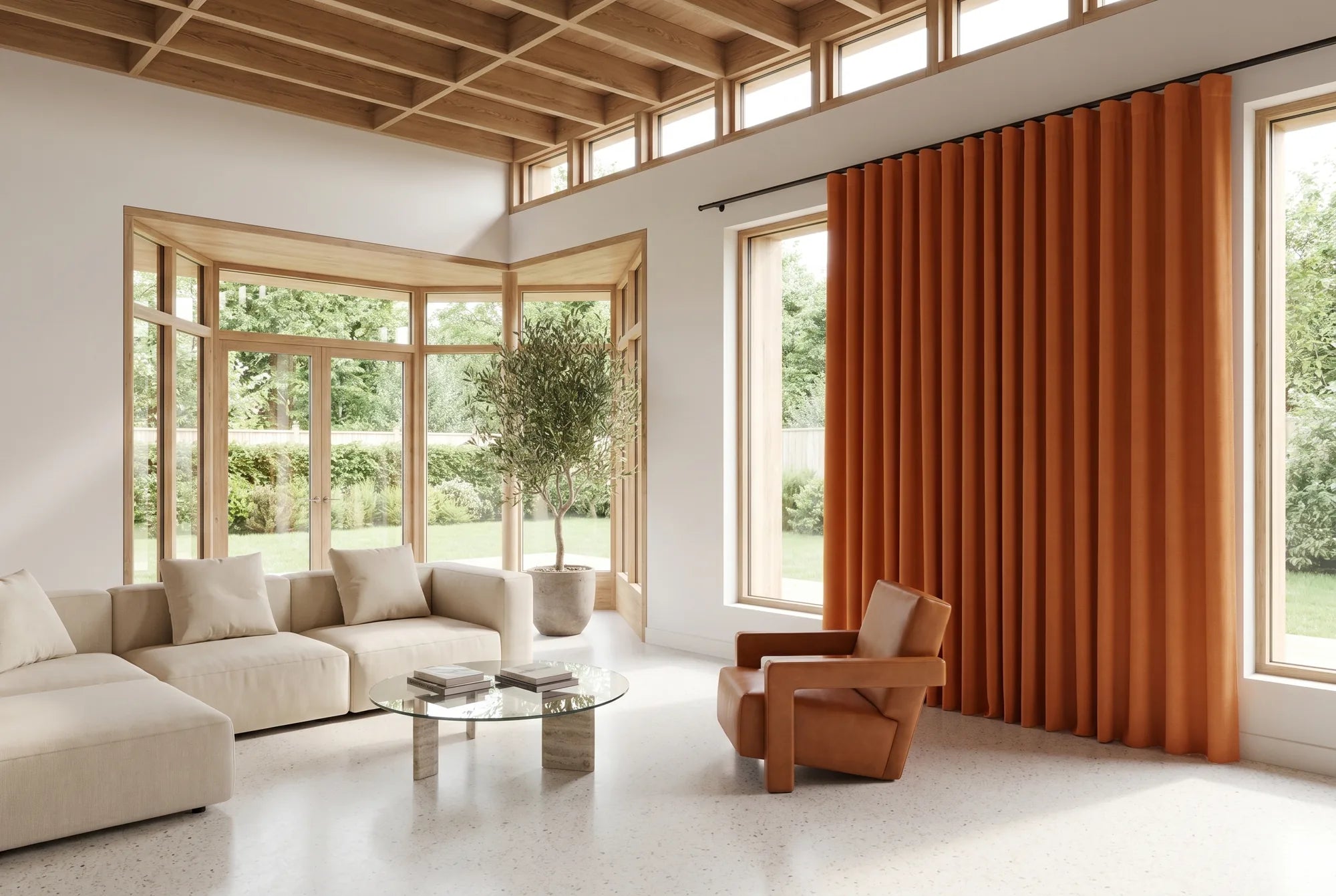 Rideau orange sur mesure Kurtens dans un salon