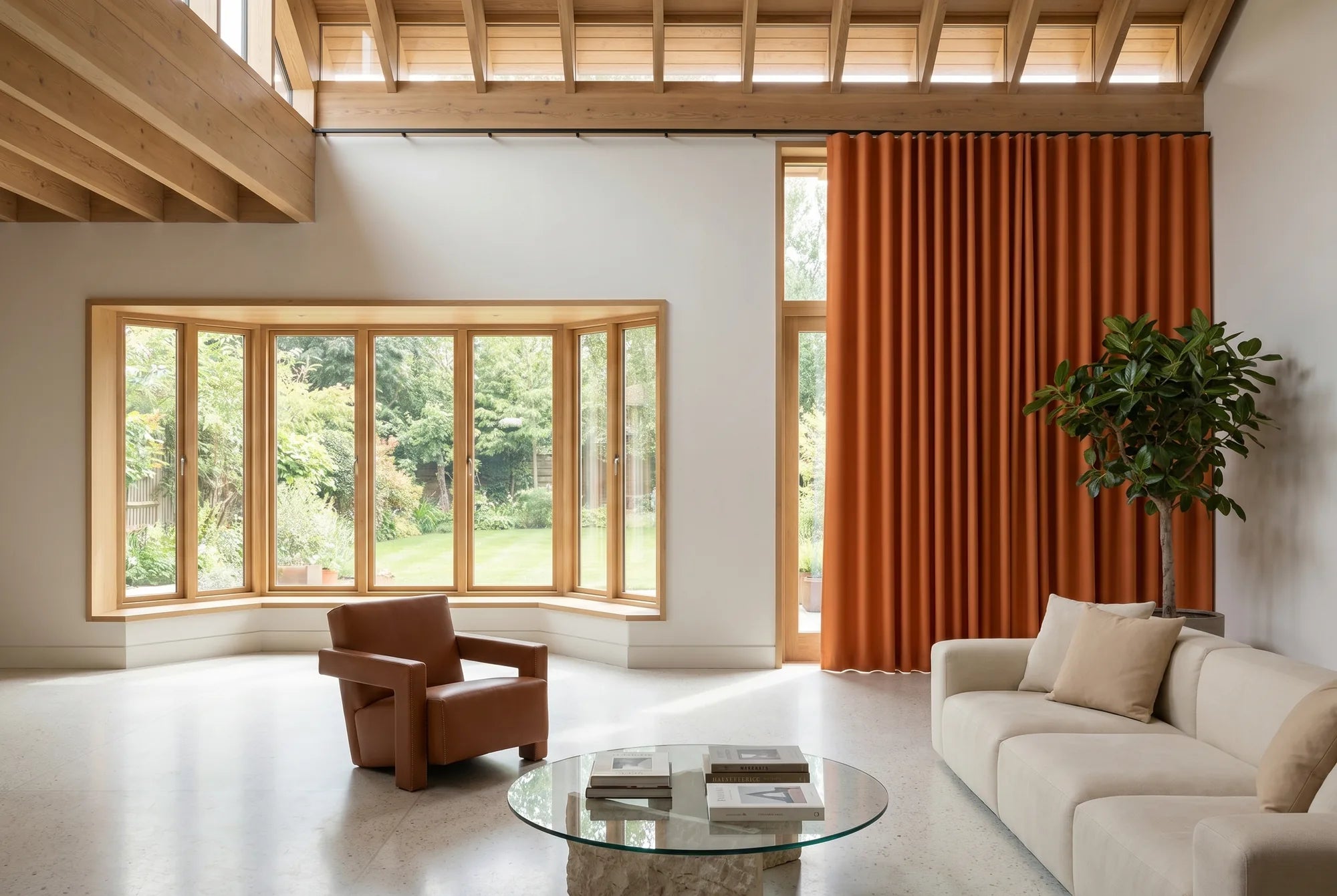 Rideau orange sur mesure Kurtens dans un salon lumineux