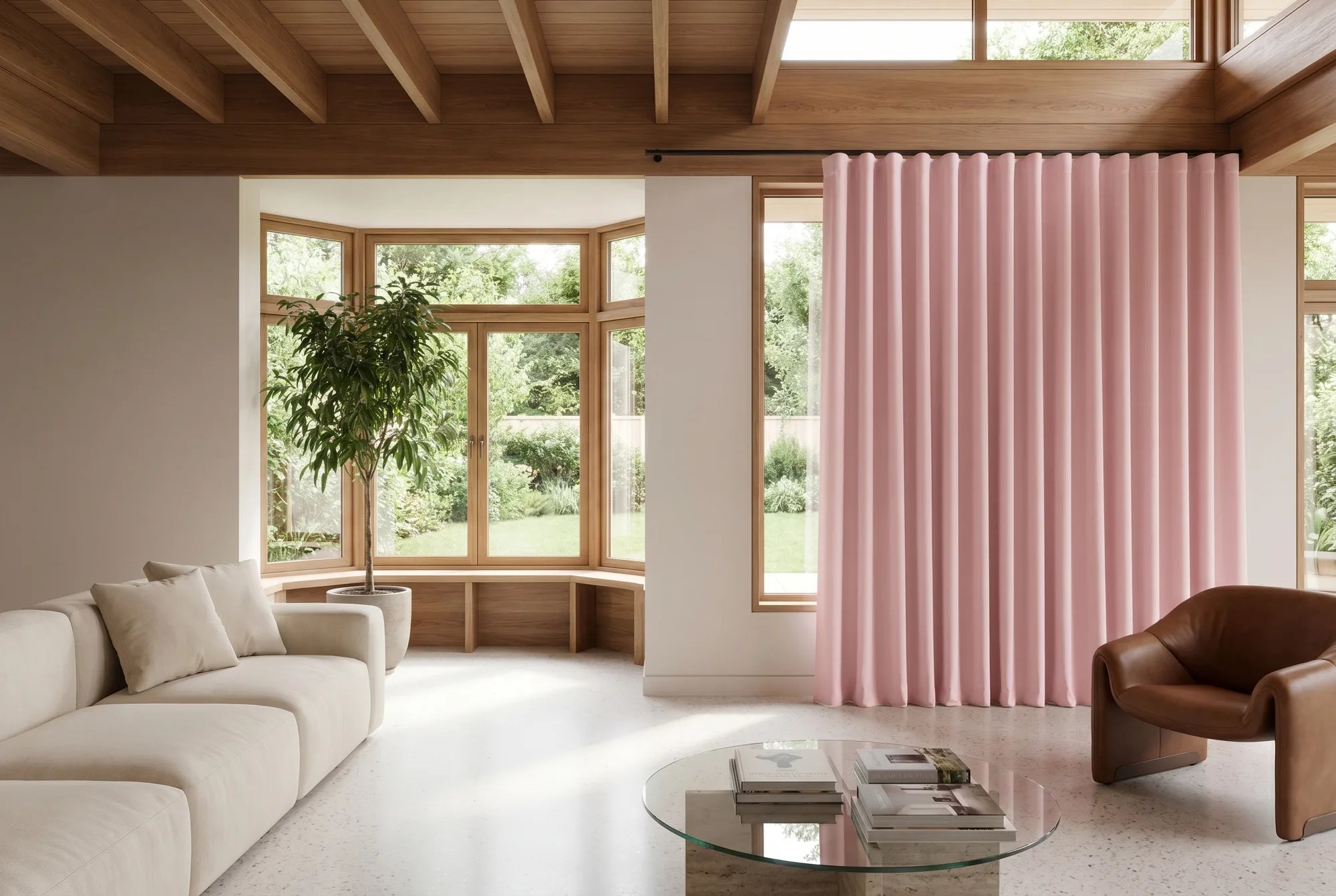 Rideau rose poudré occultant sur mesure Kurtens dans un salon