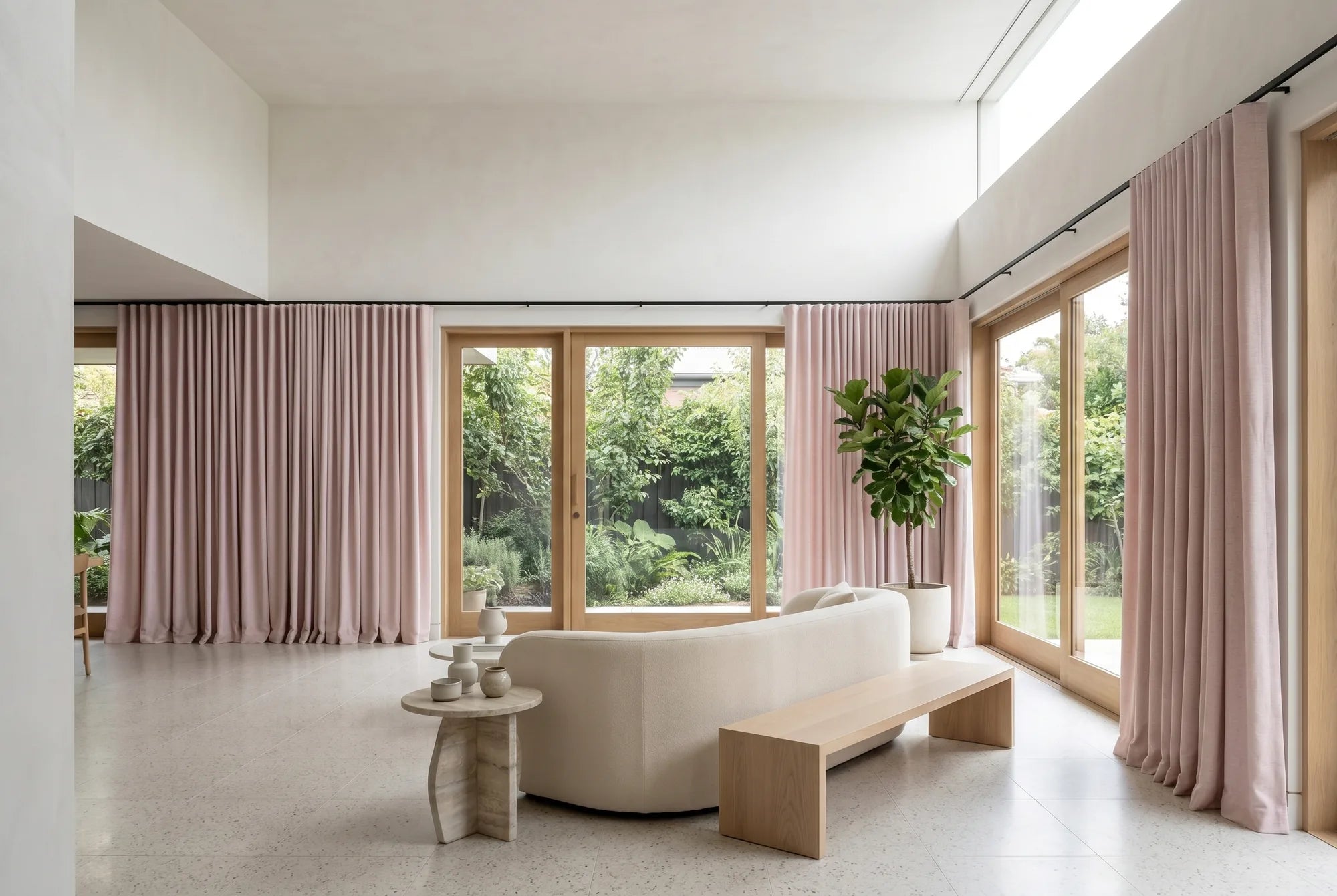 Rideau rose occultant sur mesure Kurtens dans un salon