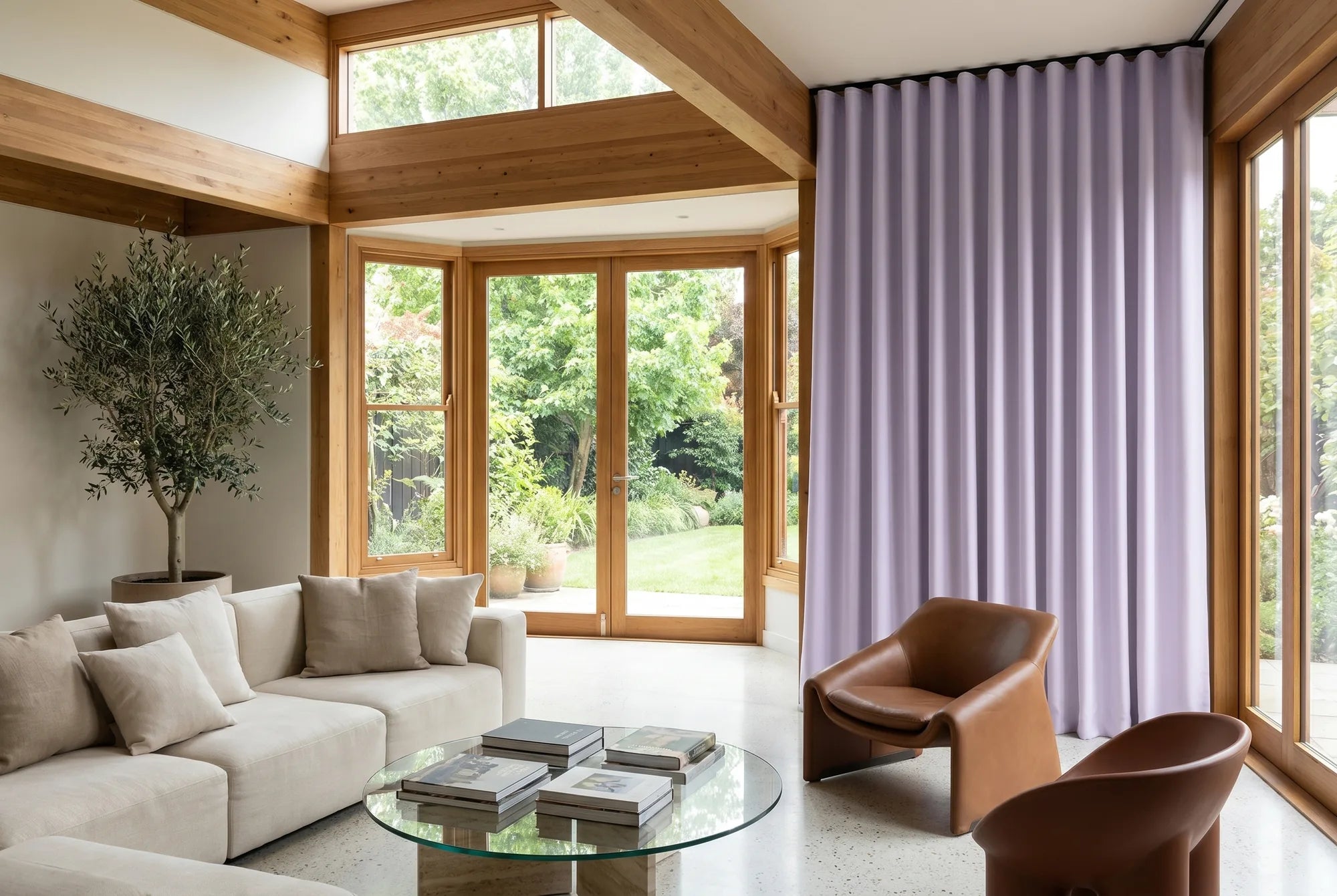Rideau violet mauve lavande occultant sur mesure Kurtens dans un salon