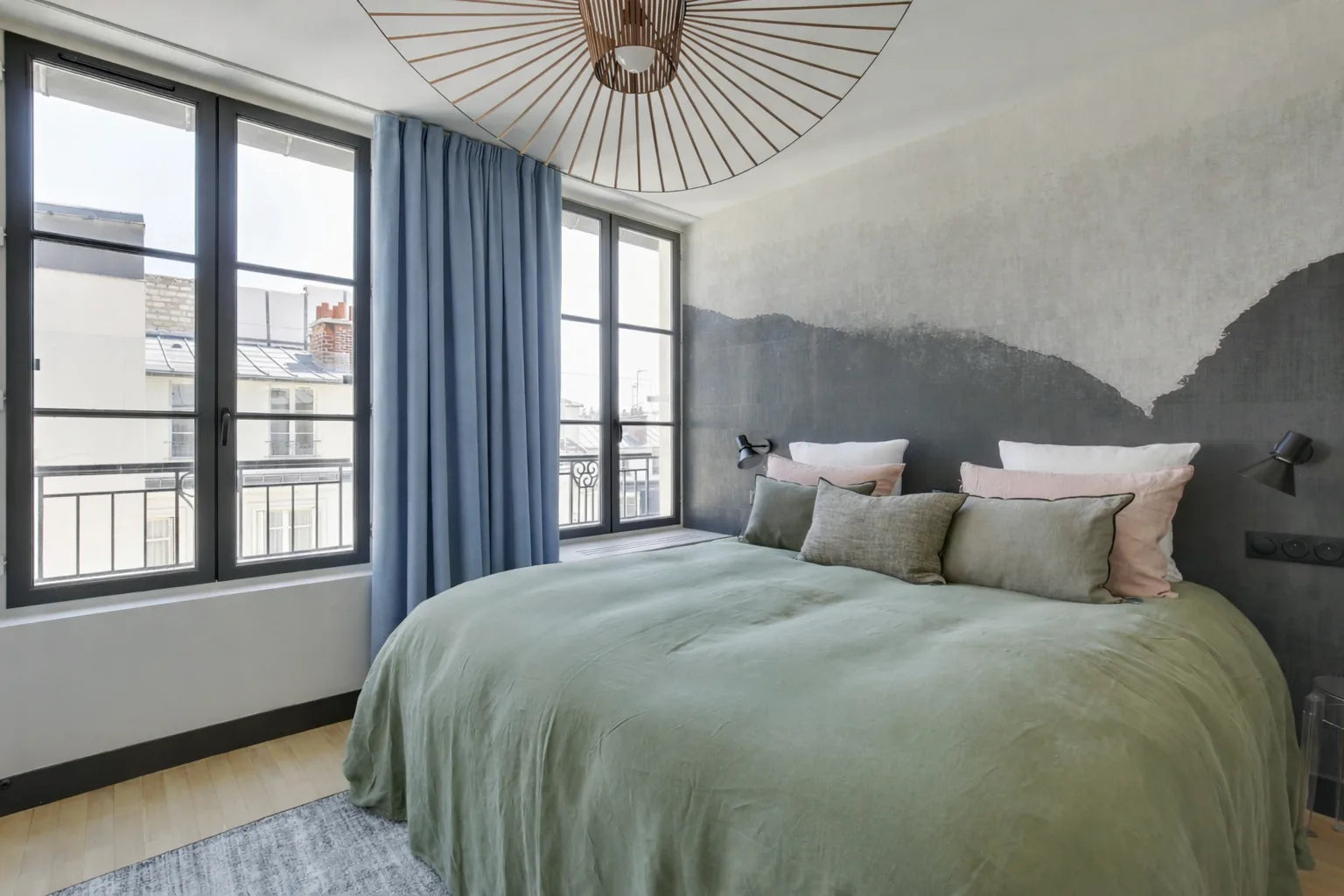 Photographie d'une chambre a coucher parisienne équipée de rideau occultant thermique phonique Kurtens.