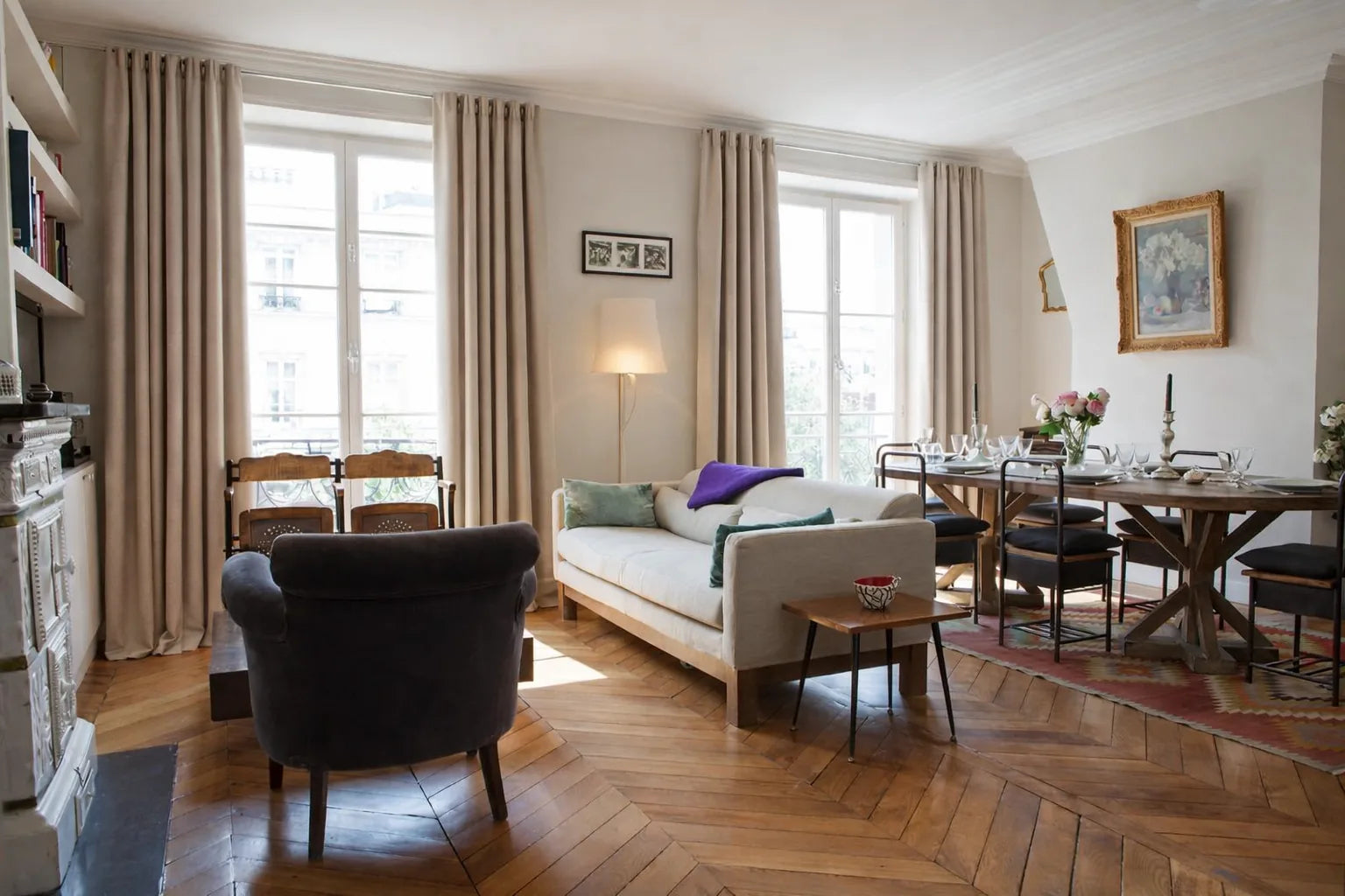 Rideaux occultants thermiques et phoniques beige Kurtens dans un appartement parisien avec parquet à chevrons et salle à manger
