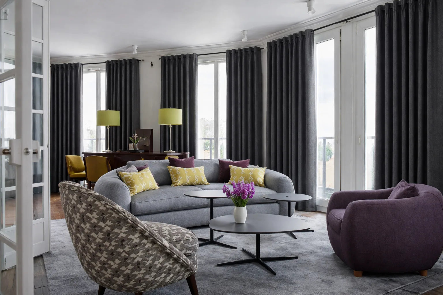 Rideaux sur mesure gris anthracite Kurtens dans un salon moderne design avec canapé et fauteuils contemporains