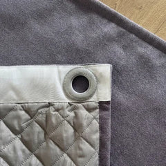 Avis client détail œillet et doublure matelassée du rideau sur mesure bleu gris Kurtens, finitions précises