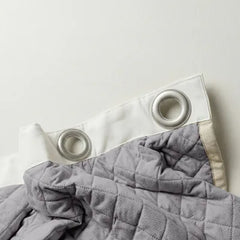 Avis client Kurtens : rideau sur mesure blanc cassé occultant thermique phonique avec œillets métalliques argentés et doublure matelassée gris perle en piqué losange visible