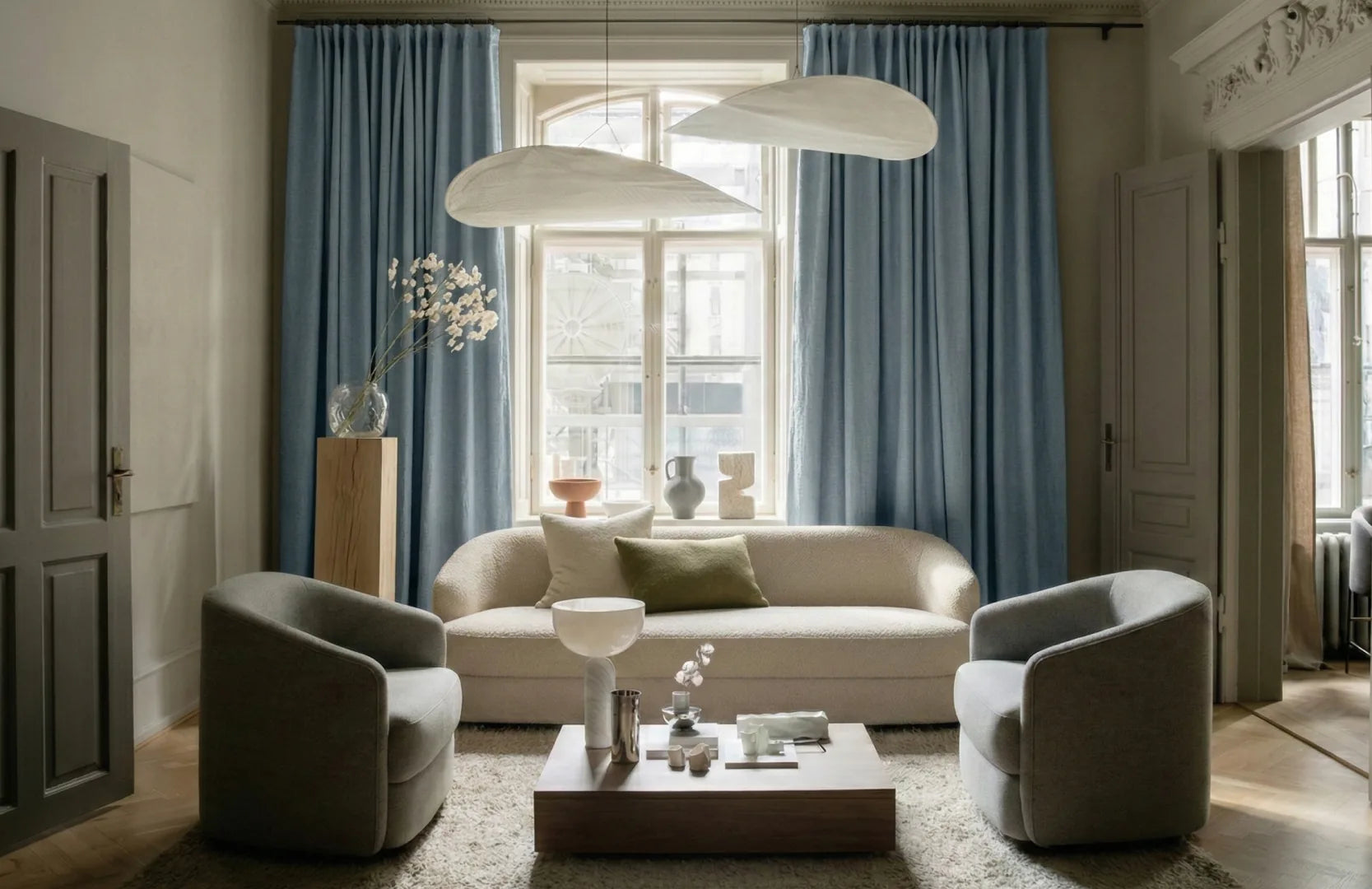 Rideaux sur mesure occultants thermiques et phoniques bleu Kurtens dans un salon design élégant